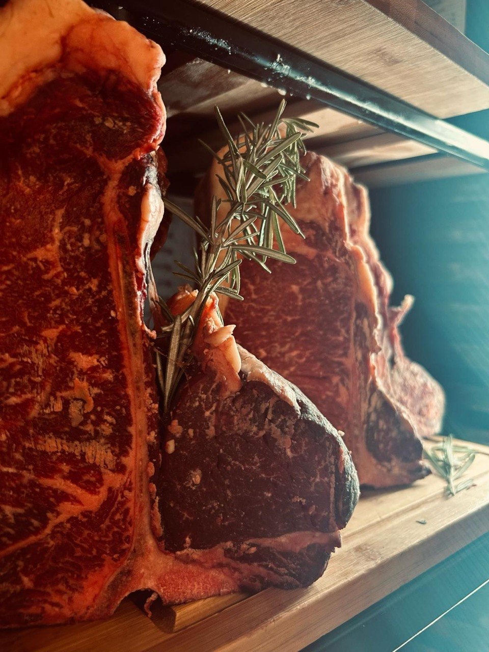 Cottura lenta di carne argentina a carbone