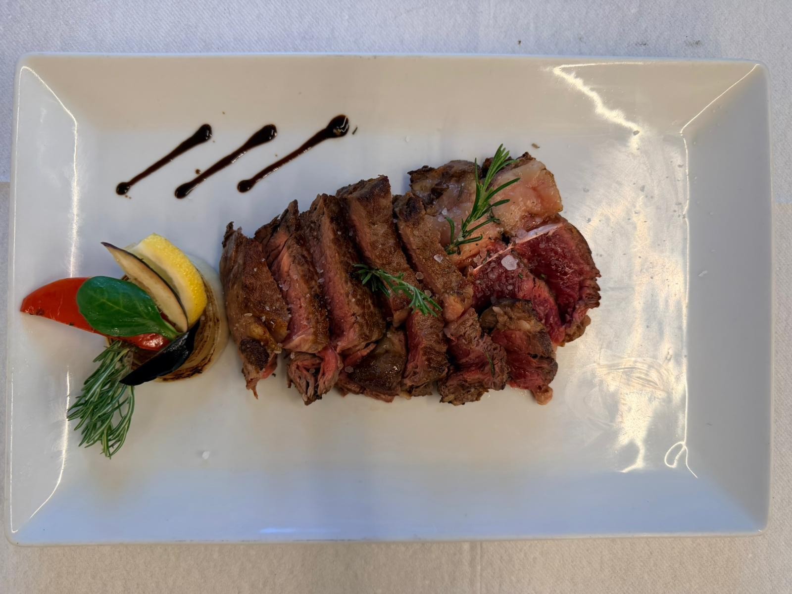 Carne alla brace fumante deliziosa
