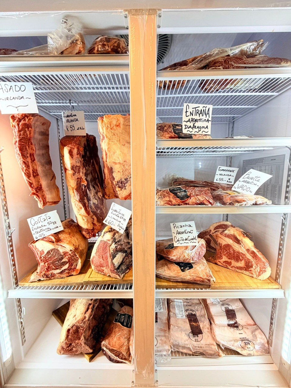 Cottura a carbone di carne argentina