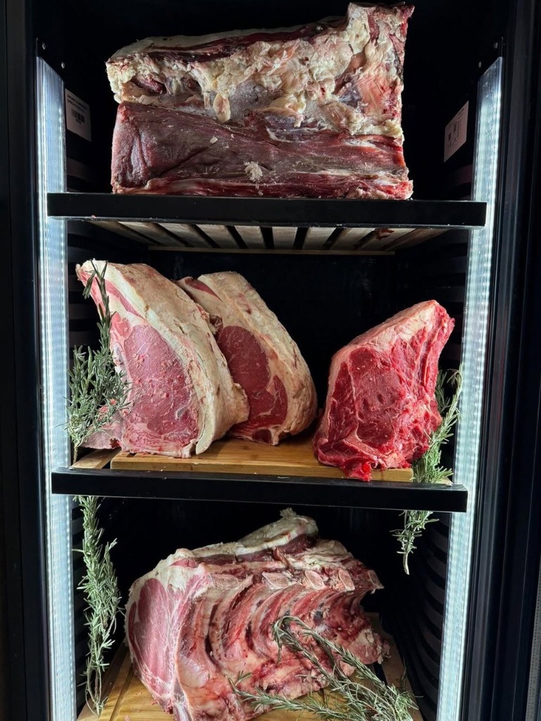 Selezione di carni pregiate arrostite sulla parrilla De Rose