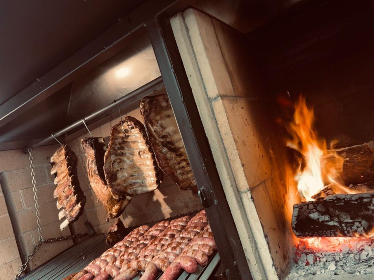 Brace viva e carbone del Ristorante De Rose — l'autentica parrilla argentina